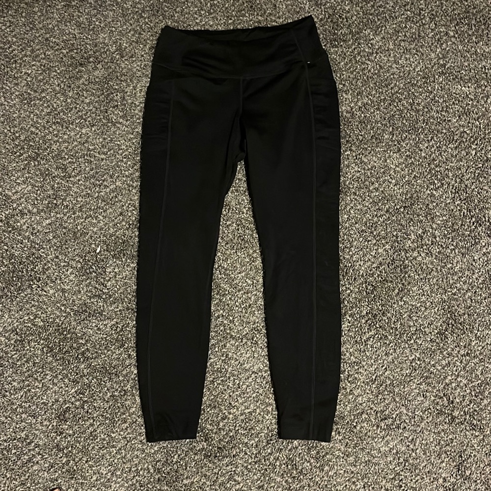 Dark gray leggings.